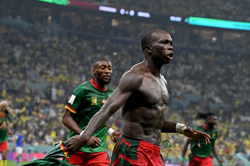 Camarões comemora gol contra o Brasil