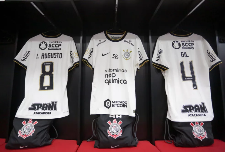 Camisa do Corinthians com patrocinadores