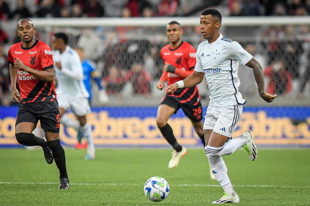 Fernandinho, Erick e Arthur Gomes em Athletico x Cruzeiro