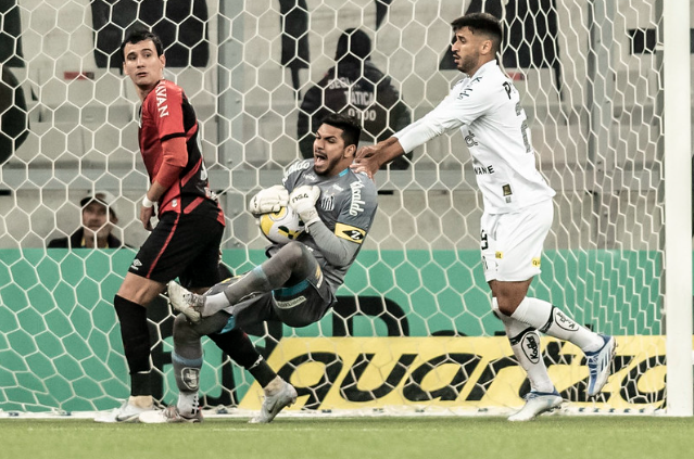 Disputa de bola em Athletico Paranaense x Santos