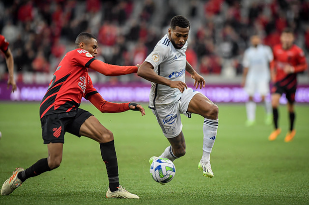 Disputa de bola em Athletico x Cruzeiro