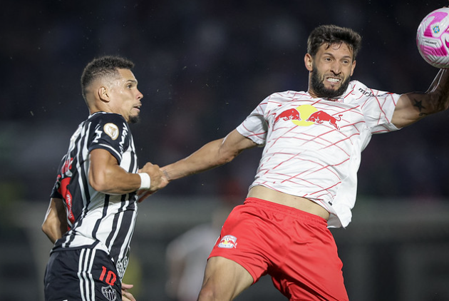 Juninho Capixaba e Paulinho em Bragantino x Atlético-MG