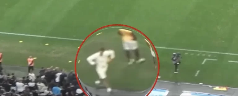 Preparador físico do Universitario, Sebastián Vargas, é visto imitando um macaco em direção à torcida do Corinthians. Foto: Reprodução