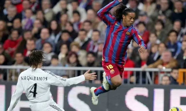 Há 17 anos Ronaldinho Gaúcho tinha atuação histórica e era aplaudido de pé pelos torcedores do Real Madrid no Bernabéu