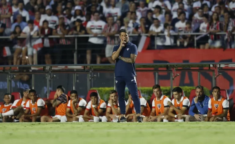 Carpini vê primeira crise no São Paulo após eliminação no Paulista - Foto: Divulgação / Rubens Chiri / São Paulo