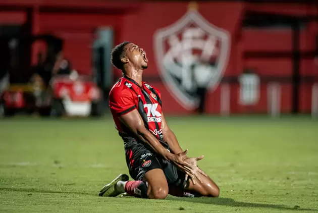 Carlinhos, atacante do Vitória, no Barradão