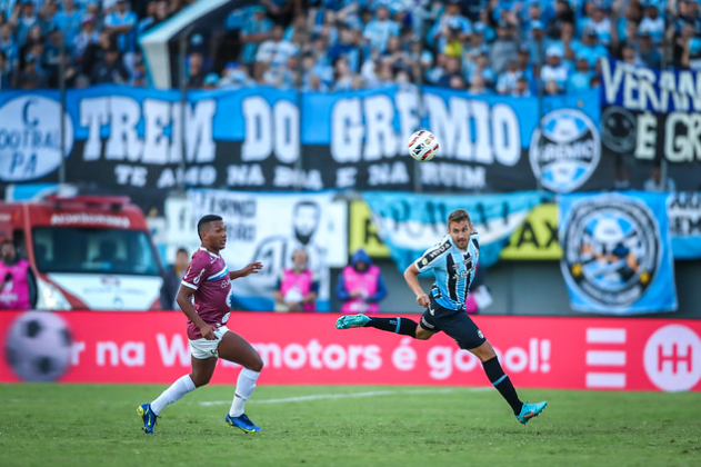 Disputa de bola em Caxias x Grêmio, pelo Gaúcho 2023