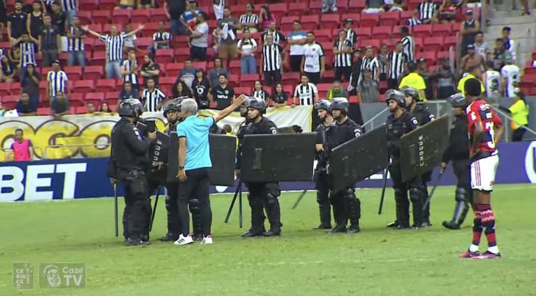 Partida entre Botafogo e Flamengo foi marcada por confusões. Foto: Reprodução/CazéTV