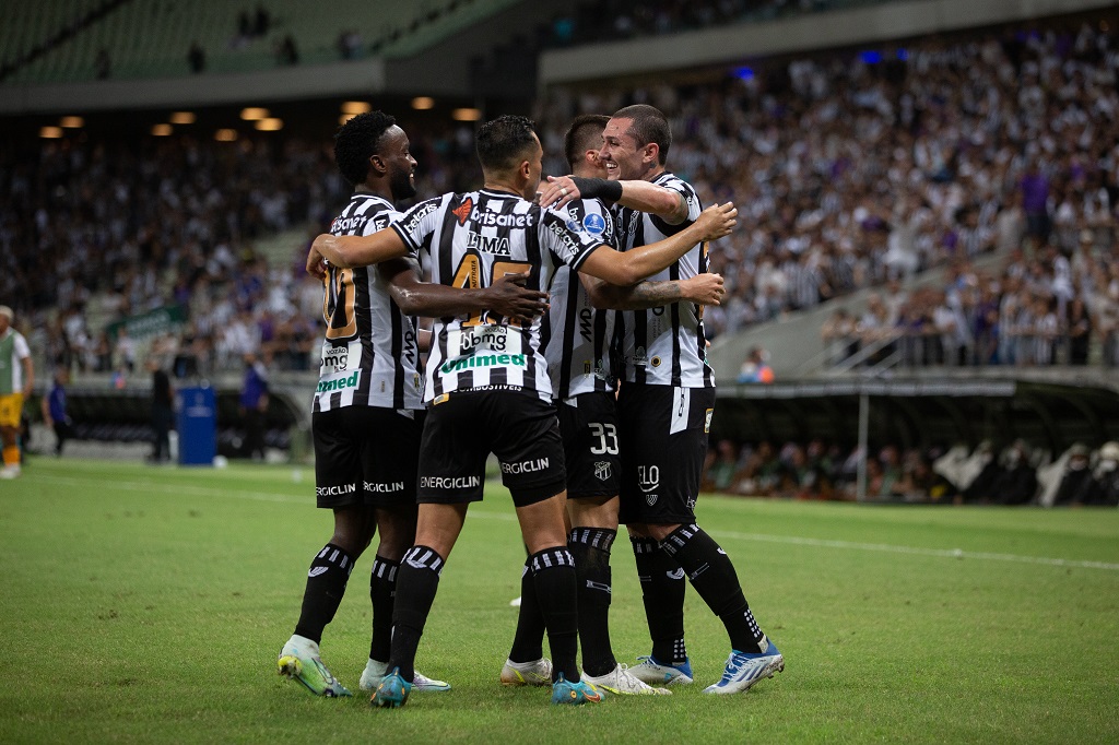 Time do Ceará comemorando gol no Castelão