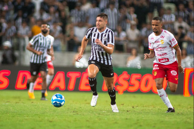 Disputa de bola em Ceará x Vila Nova