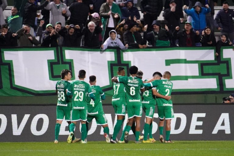 Jogadores da Chapecoense com torcedores na Arena Condá