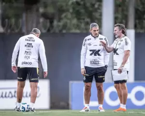 Comissão técnica do Santos com Vojvoda