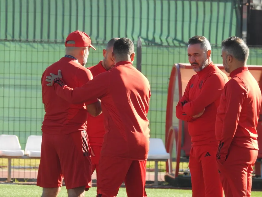 Comissão técnica em treino do Flamengo no Marrocos — Foto: Fred Gomes