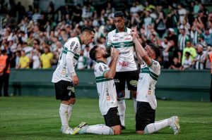 Time do Coritiba celebra gol no Couto Pereira