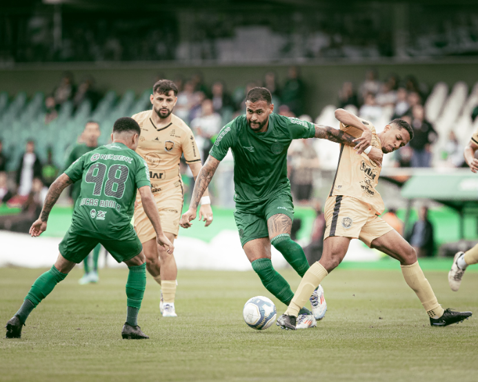 Lance em Coritiba x Amazonas, pela Série B 2024