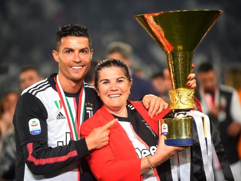 Cristiano Ronaldo ao lado de mãe, Maria Dolores (Foto: Divulgação / Massimo Pinca / Reuters)