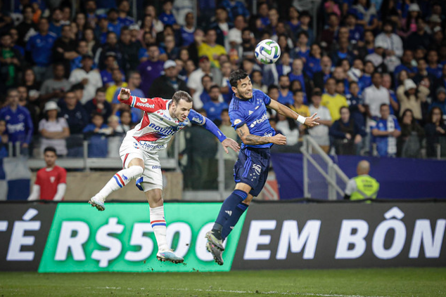 Disputa de bola em Cruzeiro x Fortaleza