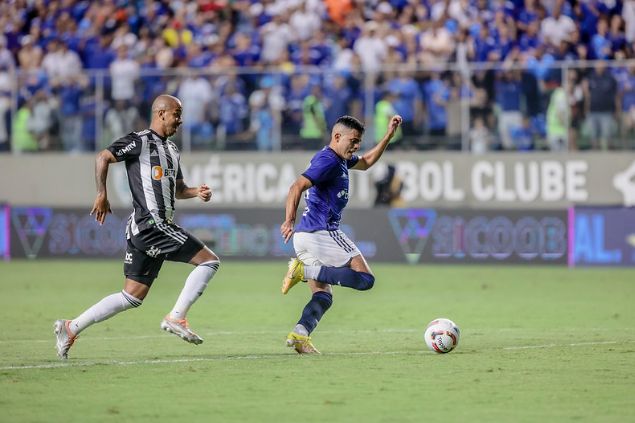 Mariano - lateral-direito - e Bruno Rodrigues, atacante, em Cruzeiro x Atlético-MG