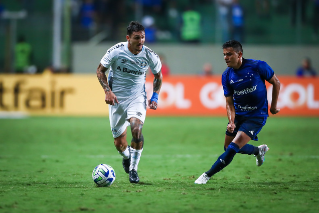 Vina, meia do Grêmio e Bruno Rodrigues, atacante do Cruzeiro