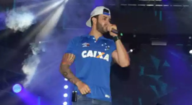 Gusttavo Lima com a camisa do Cruzeiro