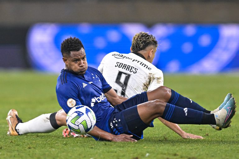 Matheus Jussa - volante - e Tiquinho Soares, atacante, em Cruzeiro x Botafogo