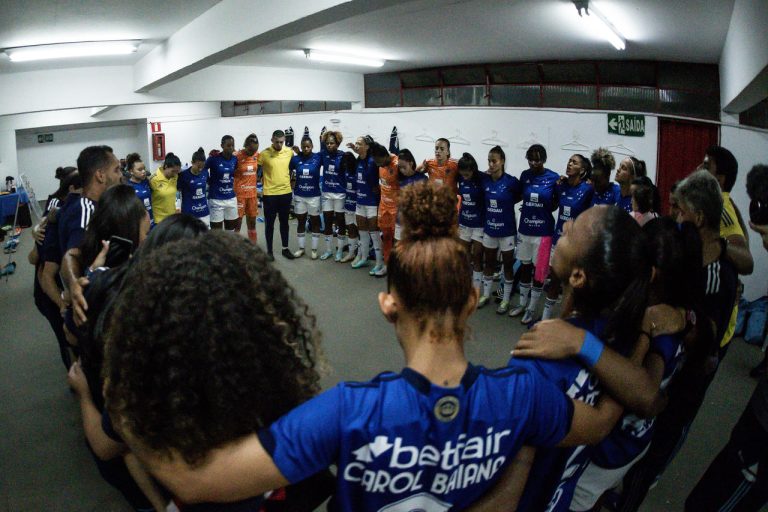 Técnico do Cruzeiro feminino vê crescimento de qualidade do plantel para 2023