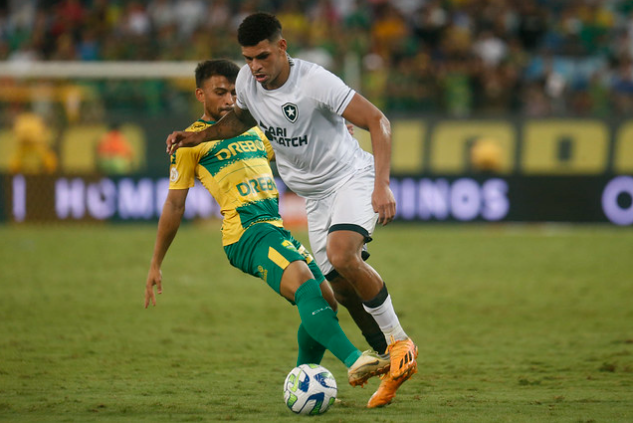 Disputa de bola em Cuiabá x Botafogo