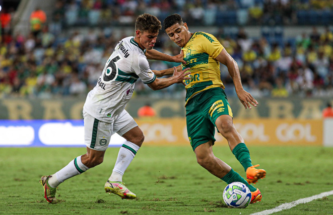 Disputa de bola em Cuiabá x Coritiba