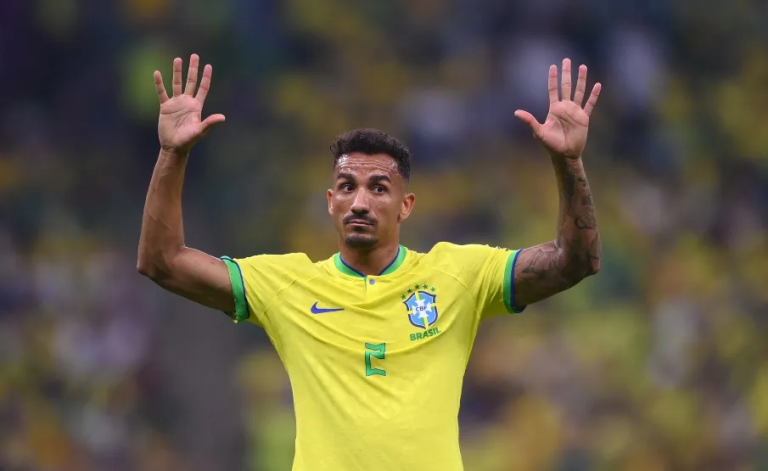 Danilo e Alex Sandro voltaram a treinar em campo pelo Brasil