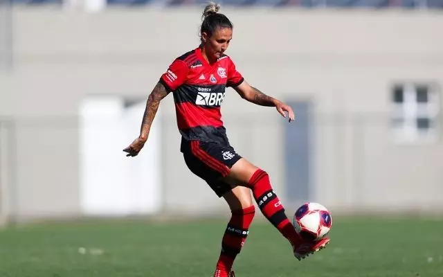 Jogadora do Flamengo se irrita com protesto da torcida e faz gesto obsceno