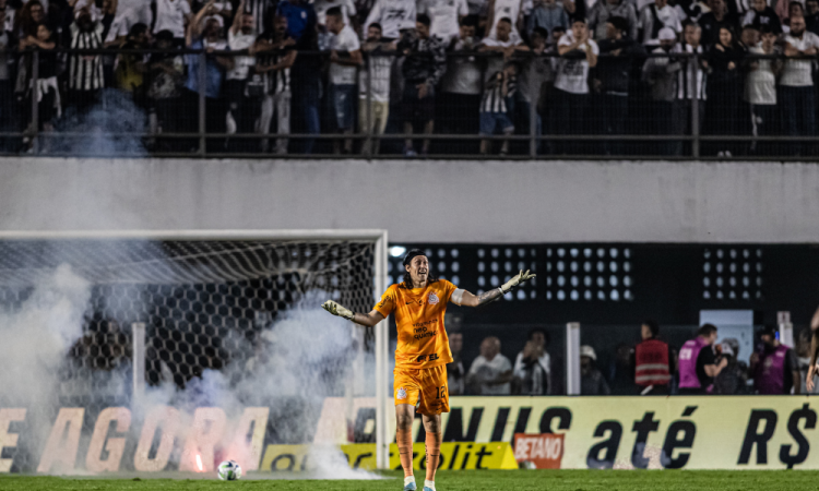 Torcida do Santos atira rojões em campo e jogo é encerrado aos 44 minutos (Foto: Jhony Inácio / Enquadrar)