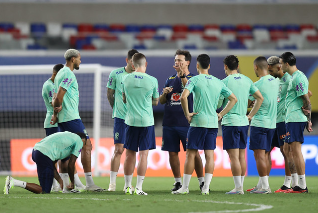 Fernando Diniz e jogadores da seleção brasileira