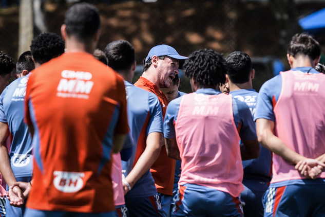 Fernando Diniz e jogadores do Cruzeiro