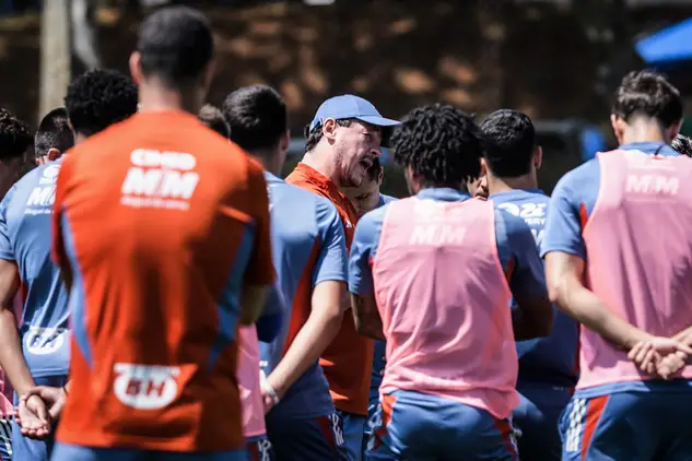 Fernando Diniz e jogadores do Cruzeiro