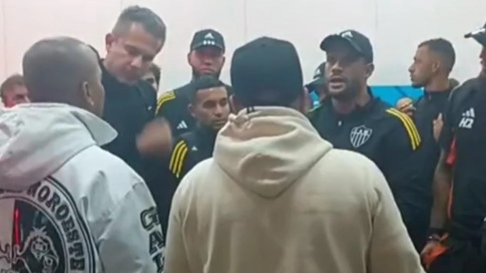 torcida organizada do atlético-mg cobrando os jogadores após derrota para o Palmeiras