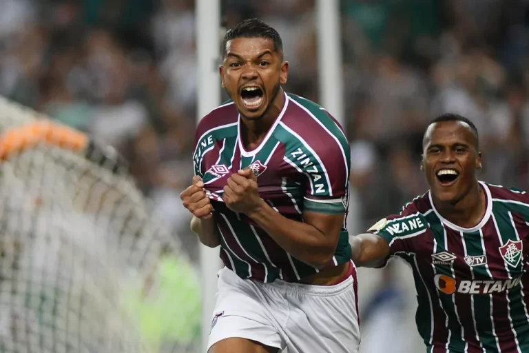 David Braz comemora um de seus gols pelo Fluminense