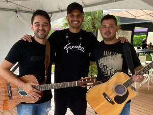 Fábio Santos, do Corinthians, junto de uma dupla sertaneja