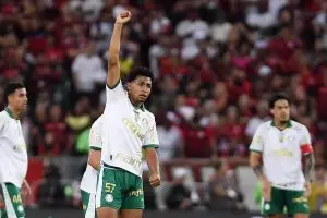 Luighi, atacante do Palmeiras Sub-20, levanta o punho cerrado para o alto no gramado