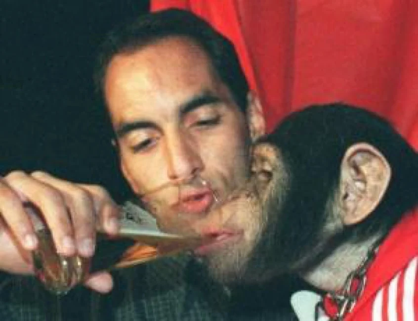 Edmundo dando bebida a um macaco durante aniversário do filho, em 1999. Foto: Arquivo pessoal