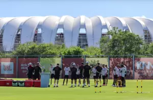 Elenco e comissão técnica do Inter durante a pré-temporada de 2026