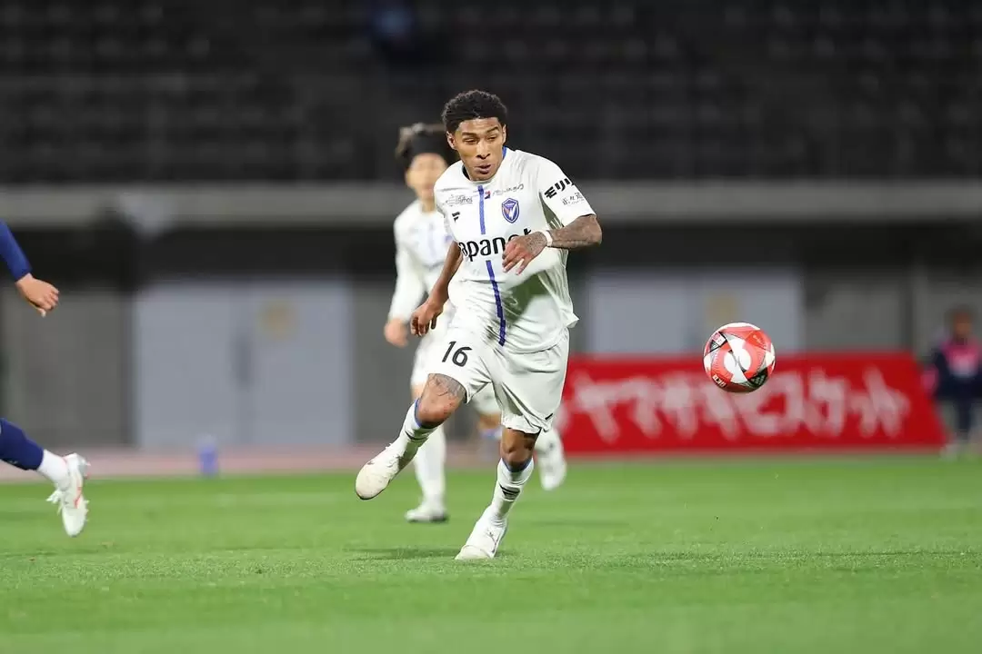 Emerson Deocleciano, atacante brasileiro do V-Varen Nagasaki, da J-League 2. Foto: Divulgação/V-Varen Nagasaki