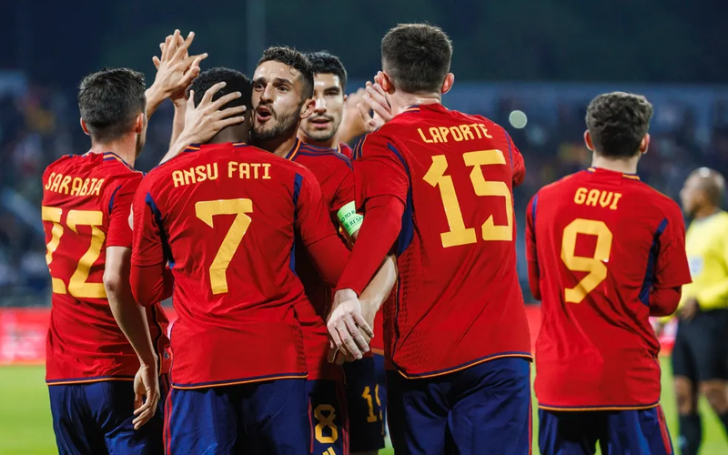 Ansu Fati, da Espanha, recebe abraço após gol em amistoso contra a Jordânia — Foto: divulgação RFEF