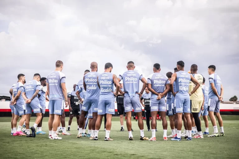 Elenco do Santos reunido antes de treino — Foto: Raul Baretta/SantosFC