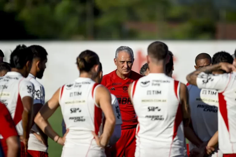 Tite em treino do Flamengo em 2023 — Foto: Marcelo Cortes / CRF