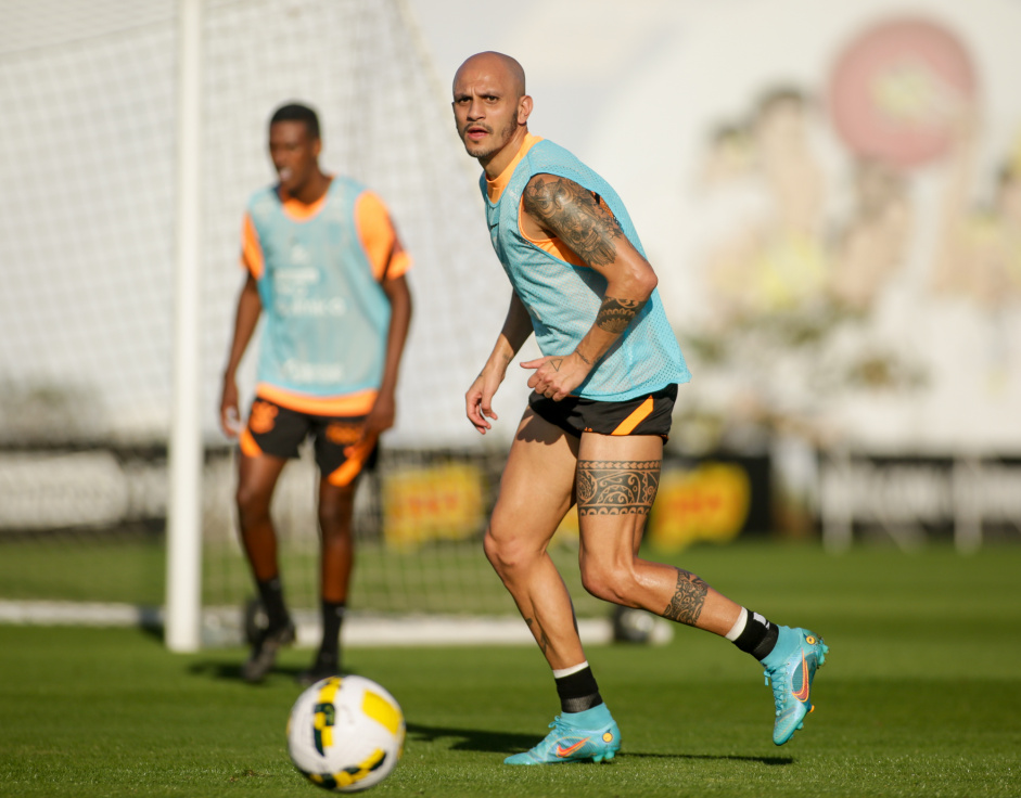 Fábio Santos em ação durante o treino do Corinthians - Foto: Rodrigo Coca / Corinthians