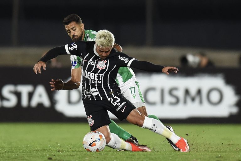 Fagner em ação contra o Racing-URU