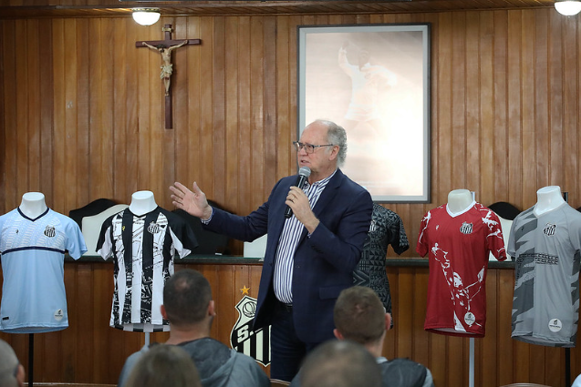 Paulo Roberto Falcão, coordenador de futebol do Santos