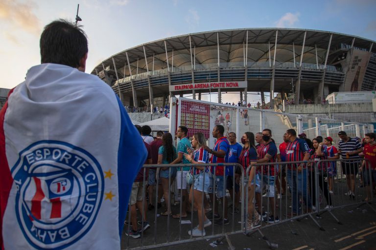 Torcida do Bahia esgota ingressos para clássico contra o Vitória no domingo (29). Foto: RAFAELA ARAUJO/AFP via Getty Images