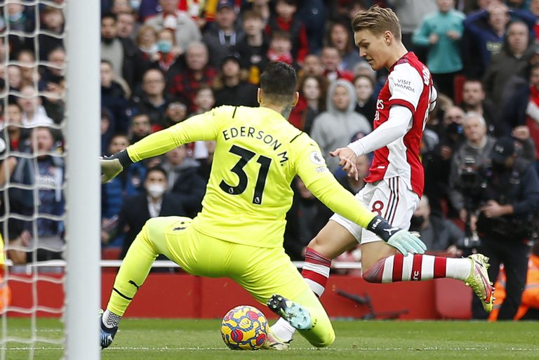 Ederson defende finalização de jogador do Arsenal.