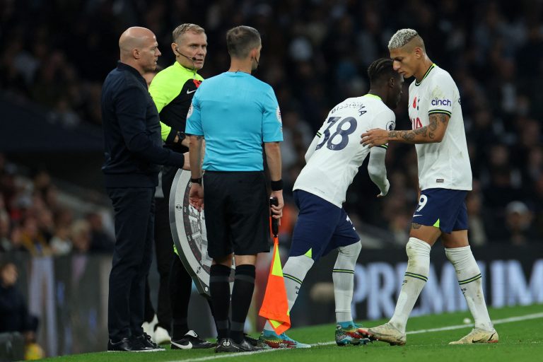 Richarlison é substituído em jogo do Tottenham.